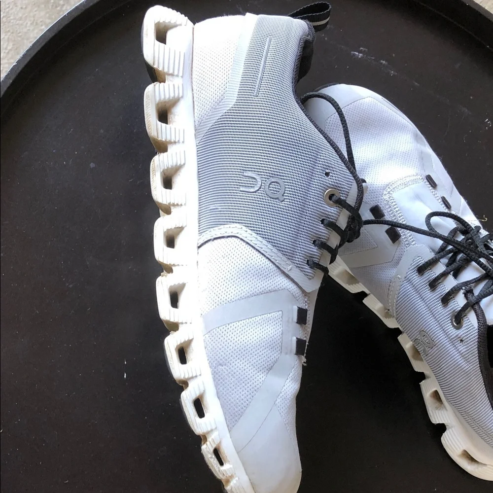 On Running Women’s Light Gray Cloud-Style Sneakers